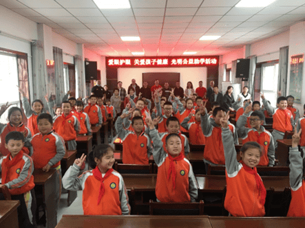 上海浦东智能照明联合会“爱眼护眼，关爱孩子健康，光明公益助学行动”公益捐赠仪式在延川县南关小学举行