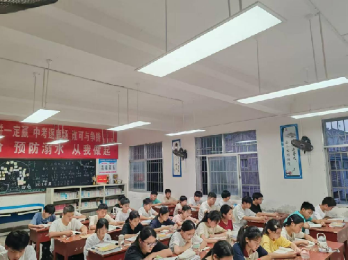 上海浦东智能照明联合会公益助学行，点亮商城长竹园二中希望之光
